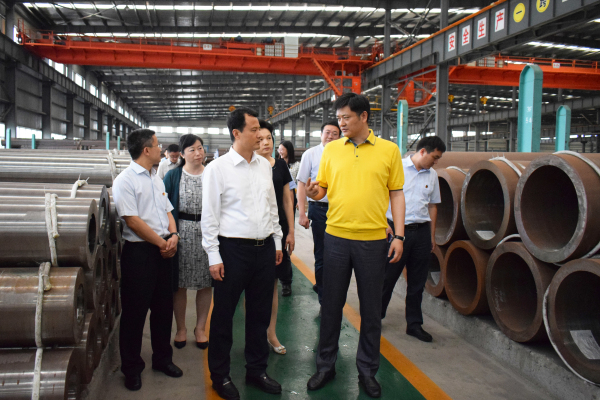 6月22日，團省委書記王偉一行來到江都區(qū)，專題調(diào)研我區(qū)企業(yè)家創(chuàng)新創(chuàng)業(yè)情況。區(qū)委副書記、區(qū)政協(xié)主席曾慶玲等陪同調(diào)研。當天下午，王偉一行來到龍川鋼管，受到了公司馬自強董事長的熱情接待。   △馬董事長向王偉書記一行介紹公司產(chǎn)品   在馬董事長的陪同下，王偉一行實地參觀了美鋼管業(yè)物流中心、六分廠大口徑高合金無縫鋼管生產(chǎn)線，了解了公司發(fā)展歷程、企業(yè)規(guī)模、產(chǎn)品結(jié)構及在創(chuàng)新創(chuàng)業(yè)方面取得的成果，向馬董事長征求了對共青團服務青年創(chuàng)新創(chuàng)業(yè)工作的意見和建議，勉勵企業(yè)家搶抓新一輪產(chǎn)業(yè)變革的機遇，銳意創(chuàng)新、潛心實干，進一步做大做強，并要求各級團組織更好地服務企業(yè)家，助力企業(yè)轉(zhuǎn)型升級。  △王偉書記一行參觀六分廠大口徑高合金無縫鋼管生產(chǎn)線