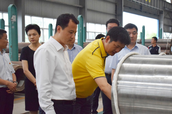 6月22日，團省委書記王偉一行來到江都區(qū)，專題調(diào)研我區(qū)企業(yè)家創(chuàng)新創(chuàng)業(yè)情況。區(qū)委副書記、區(qū)政協(xié)主席曾慶玲等陪同調(diào)研。當天下午，王偉一行來到龍川鋼管，受到了公司馬自強董事長的熱情接待。   △馬董事長向王偉書記一行介紹公司產(chǎn)品   在馬董事長的陪同下，王偉一行實地參觀了美鋼管業(yè)物流中心、六分廠大口徑高合金無縫鋼管生產(chǎn)線，了解了公司發(fā)展歷程、企業(yè)規(guī)模、產(chǎn)品結(jié)構及在創(chuàng)新創(chuàng)業(yè)方面取得的成果，向馬董事長征求了對共青團服務青年創(chuàng)新創(chuàng)業(yè)工作的意見和建議，勉勵企業(yè)家搶抓新一輪產(chǎn)業(yè)變革的機遇，銳意創(chuàng)新、潛心實干，進一步做大做強，并要求各級團組織更好地服務企業(yè)家，助力企業(yè)轉(zhuǎn)型升級。  △王偉書記一行參觀六分廠大口徑高合金無縫鋼管生產(chǎn)線